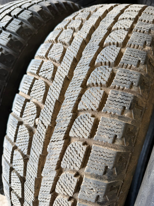 4 pneus d hiver 225/65r17 maxtrek en tres bon état