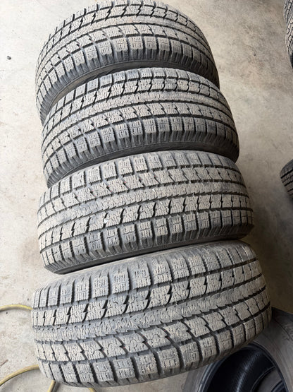 4 pneus d hiver 235/55r17 toyo en tres bon état