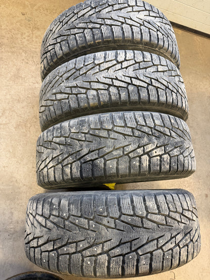 4 pneus d hiver 225/60r17 nokian a clou en bon état