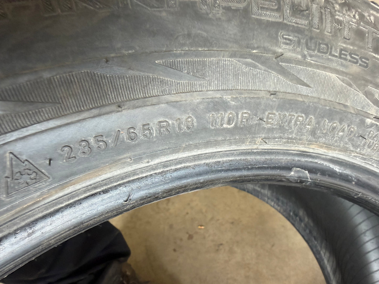 2 pneus d hiver 235/65r18 nokian en bon etat