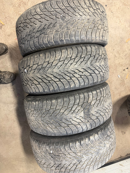 4 pneus d hiver 245/45r19 nokian en bon état