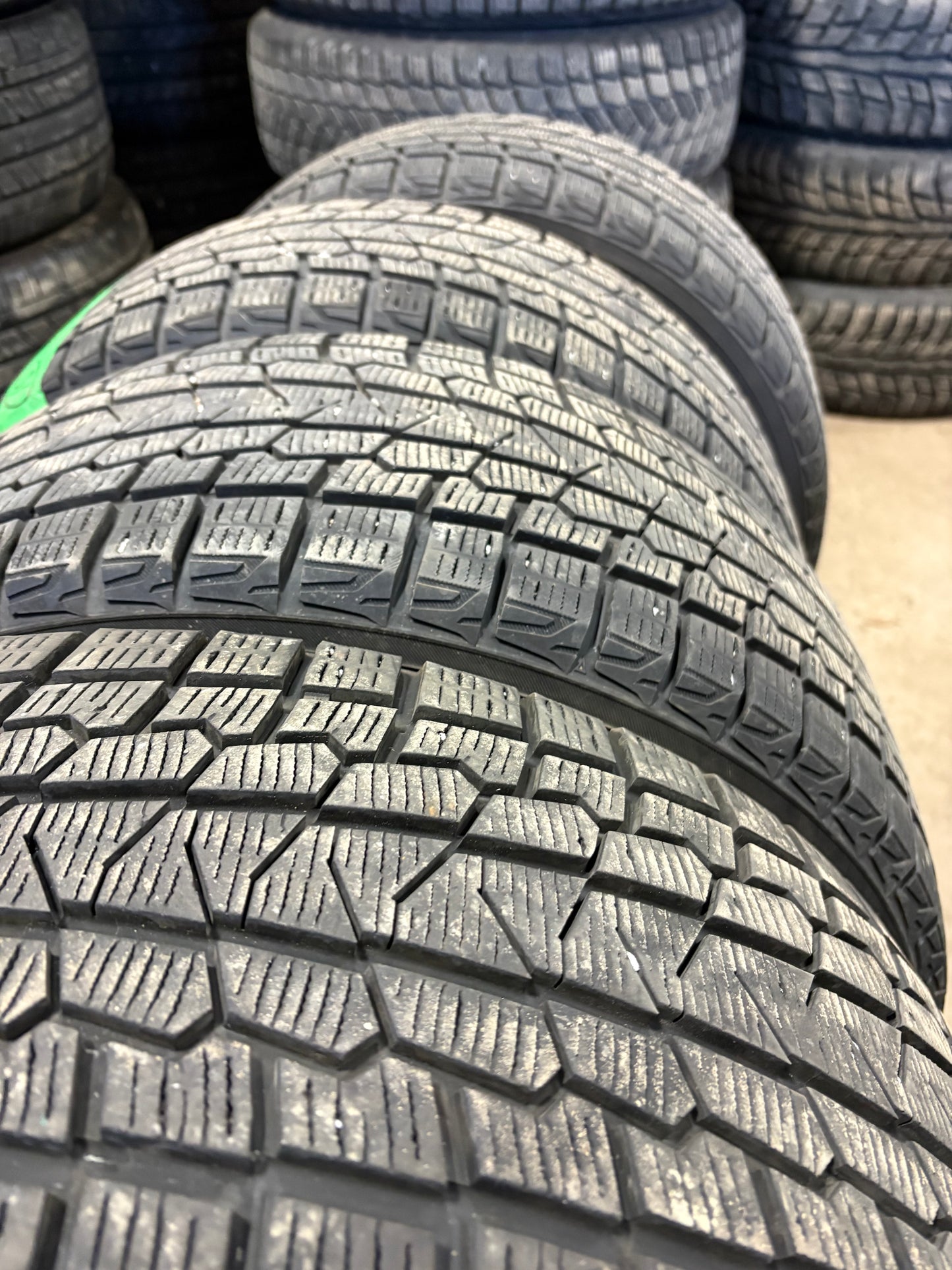 4 pneus d hiver 225/45r17 Yokohama a l état neuf