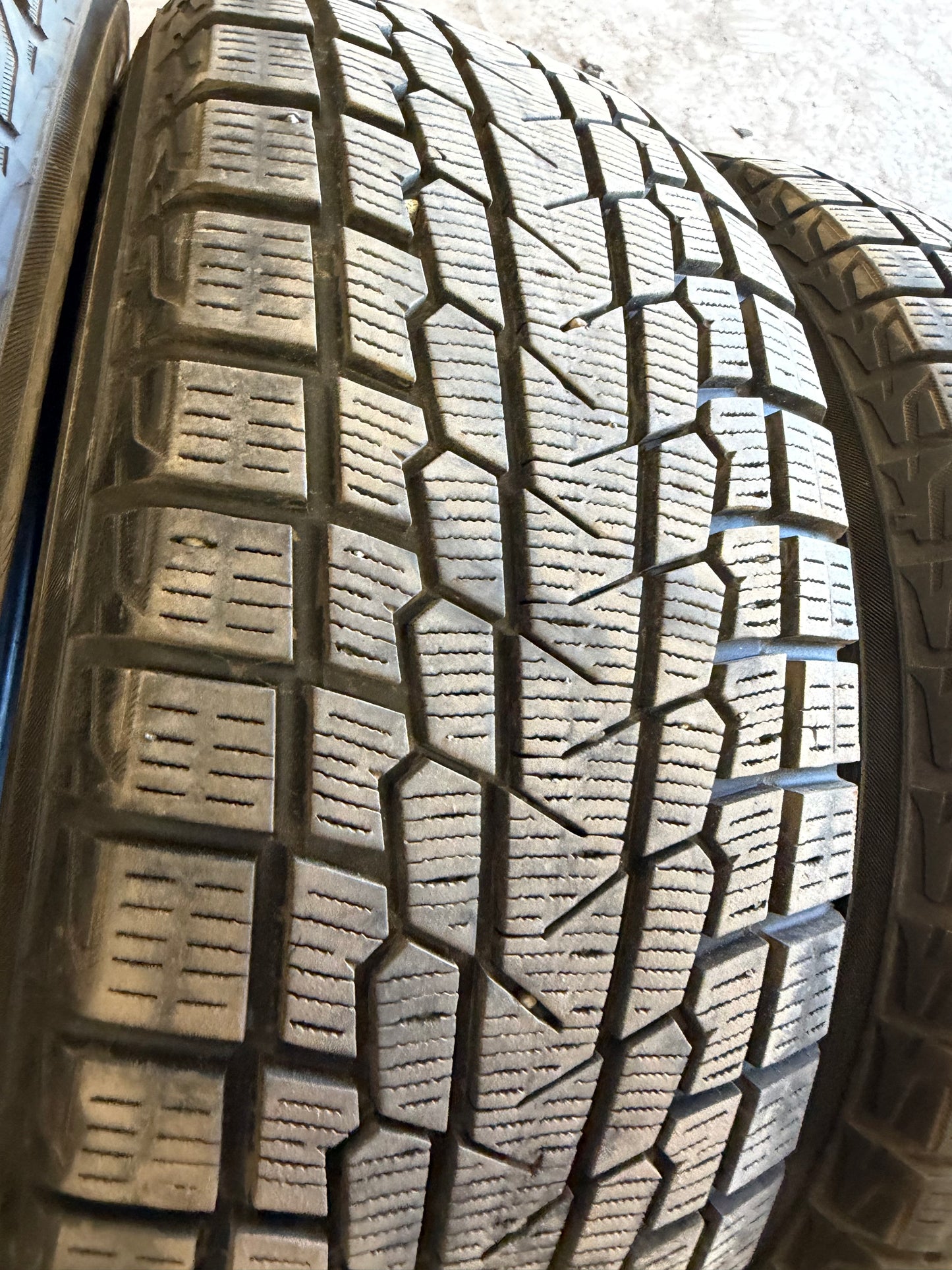 4 pneus d hiver 205/55r16 Yokohama a l etat neuf
