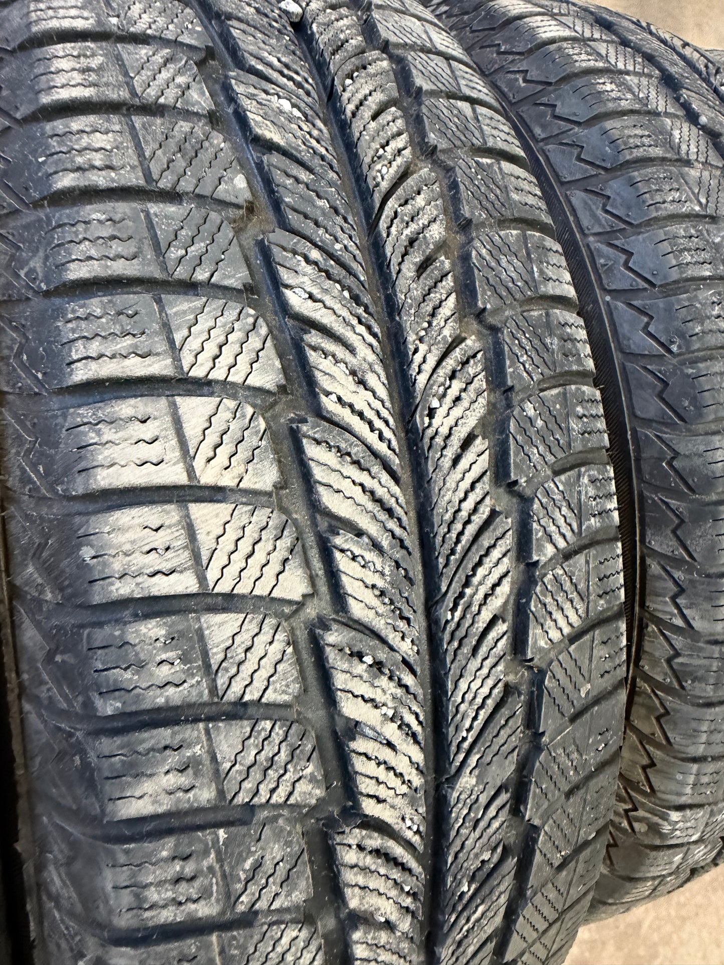 4 pneus d hiver 185/65r15 wideway en bon etat