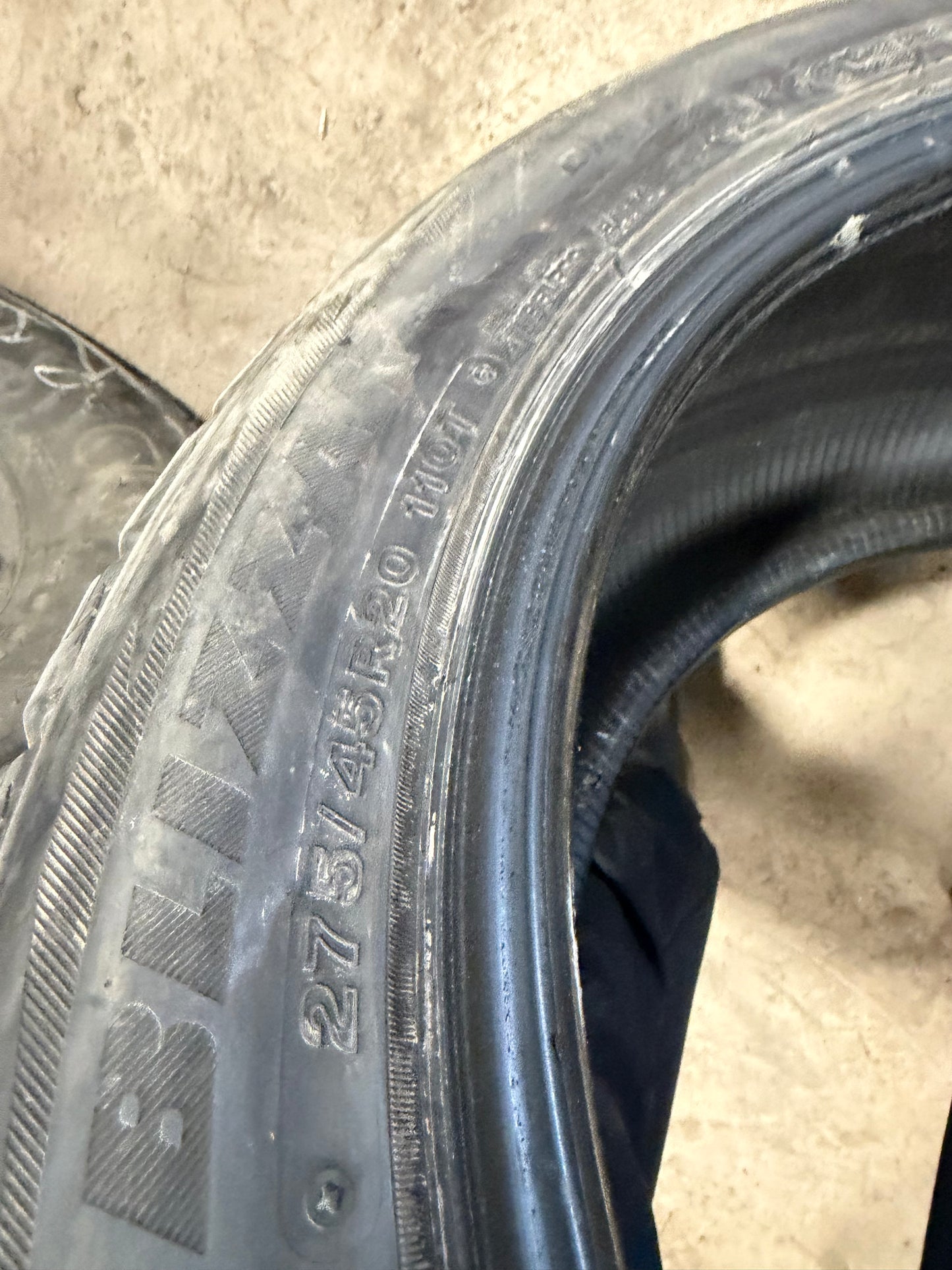 4 pneus d hiver 275/45r20 Bridgestone a l etat neuf