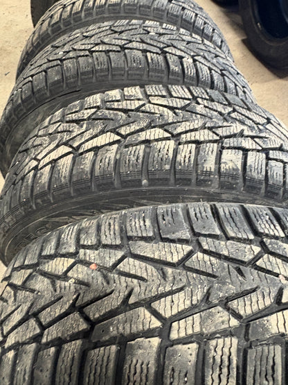 4 pneus d hiver 195/65r15 nokian a l etat neuf