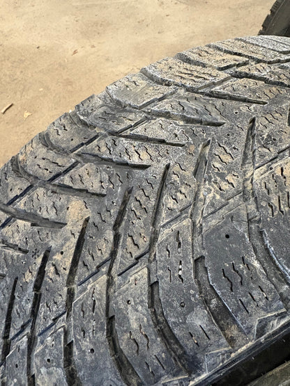 2 pneus d hiver 225/60r17 nokian en tres bon état