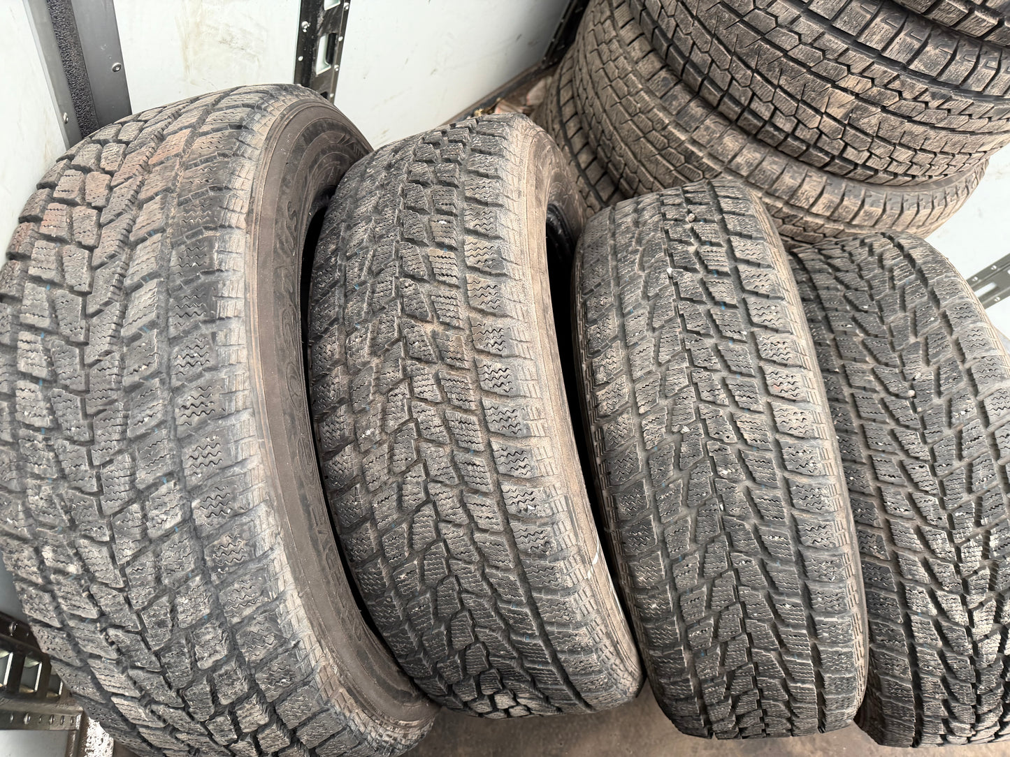 4 pneus d hiver 225/60r17 toyo a l état neuf