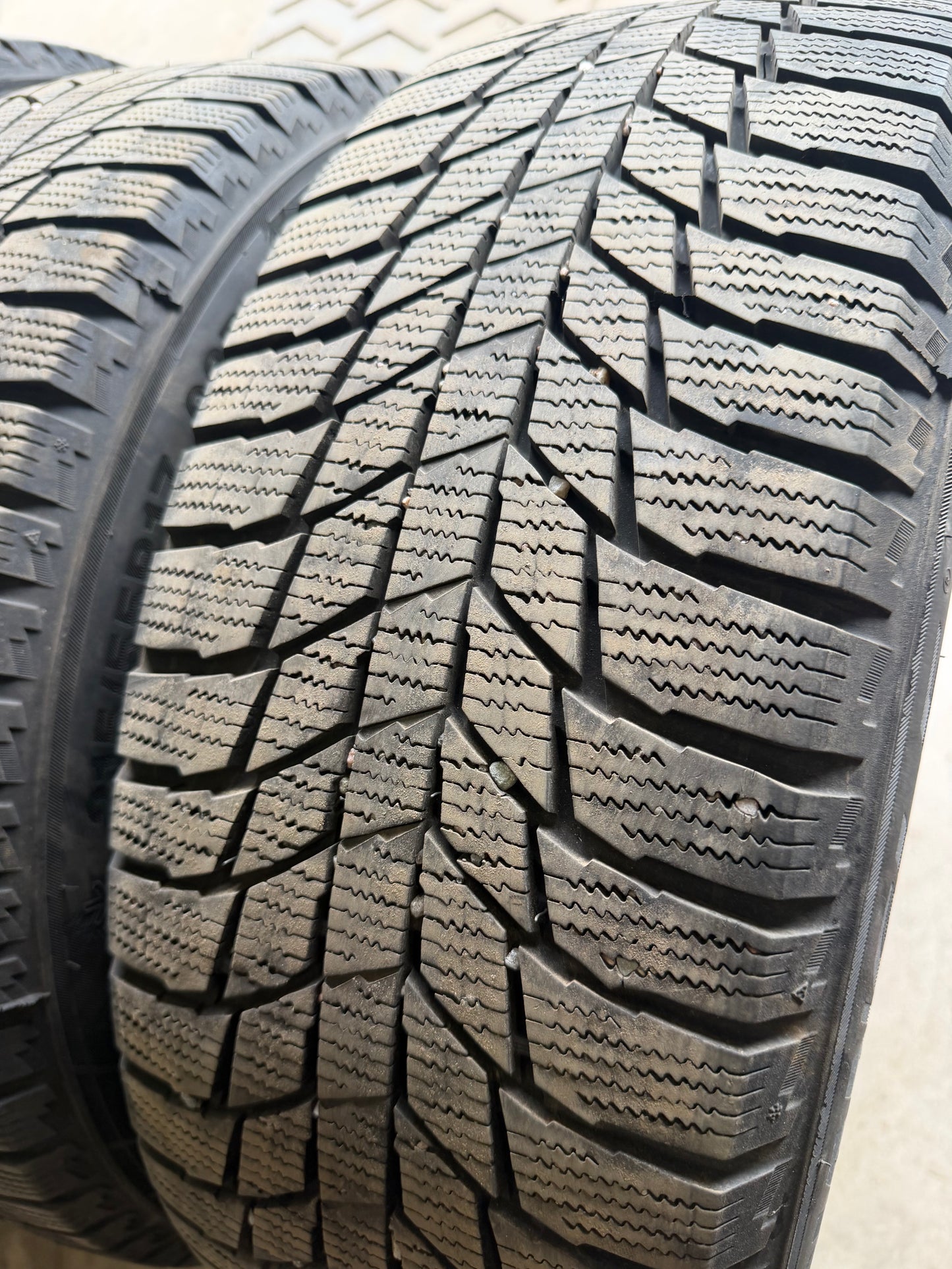 4 pneus d hiver 215/55r17 triangle en tres bon état