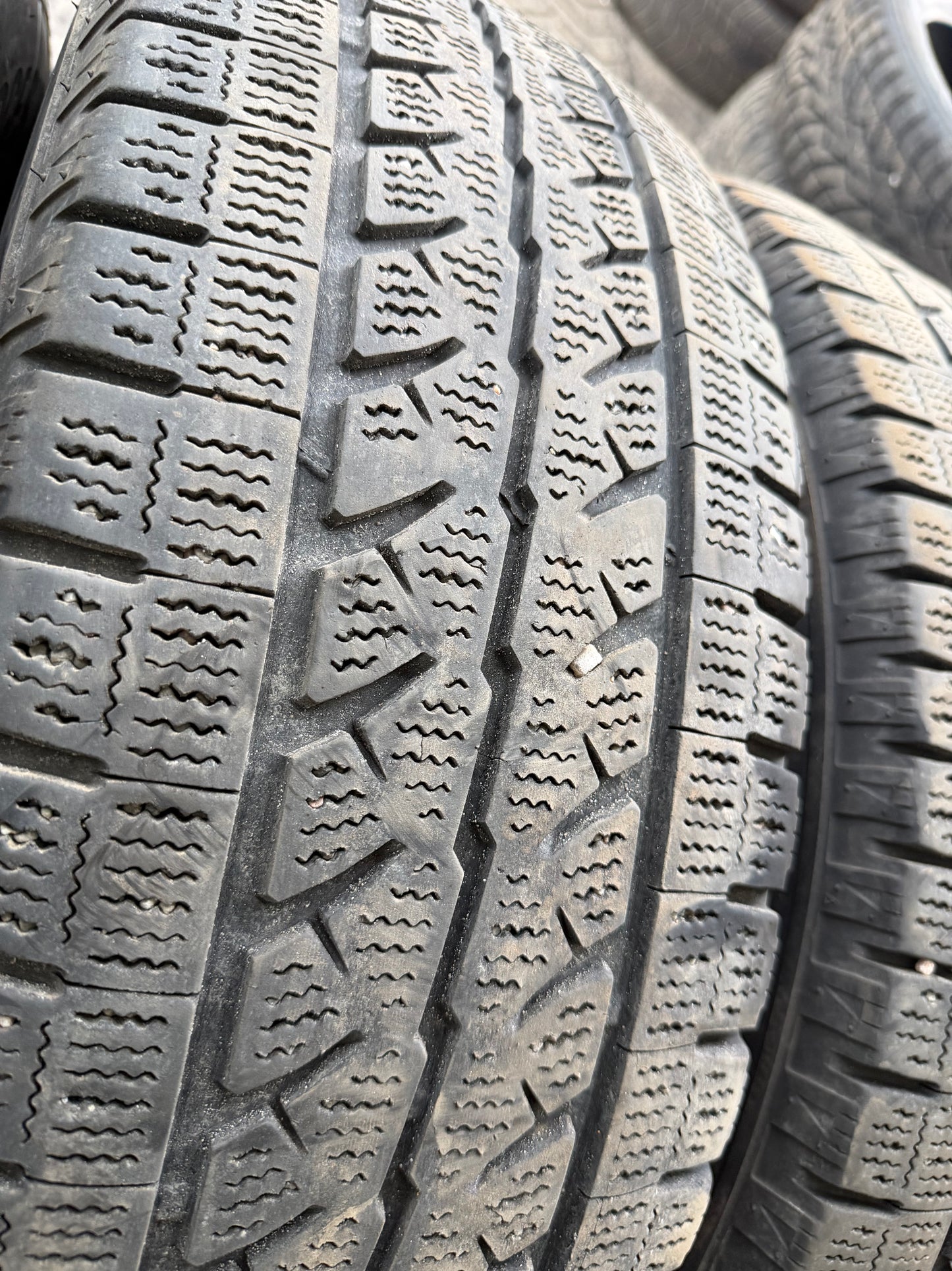 4 pneus d hiver lt 245/70r17 Bridgestone 10 plies