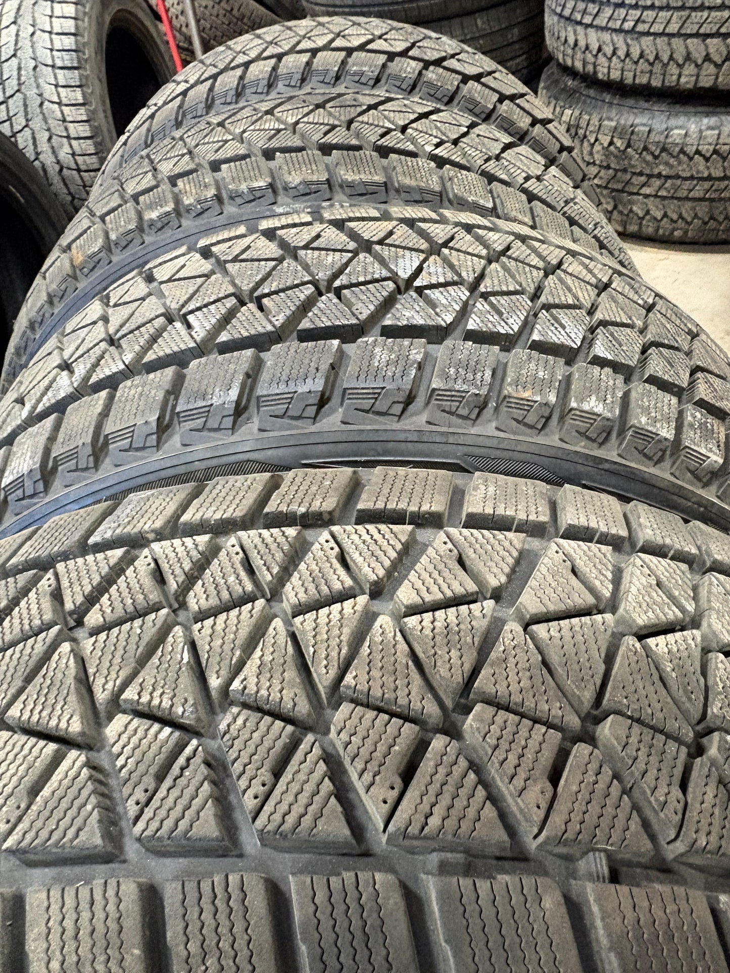 4 pneus d hiver 235/45r19 Bridgestone a l état neuf