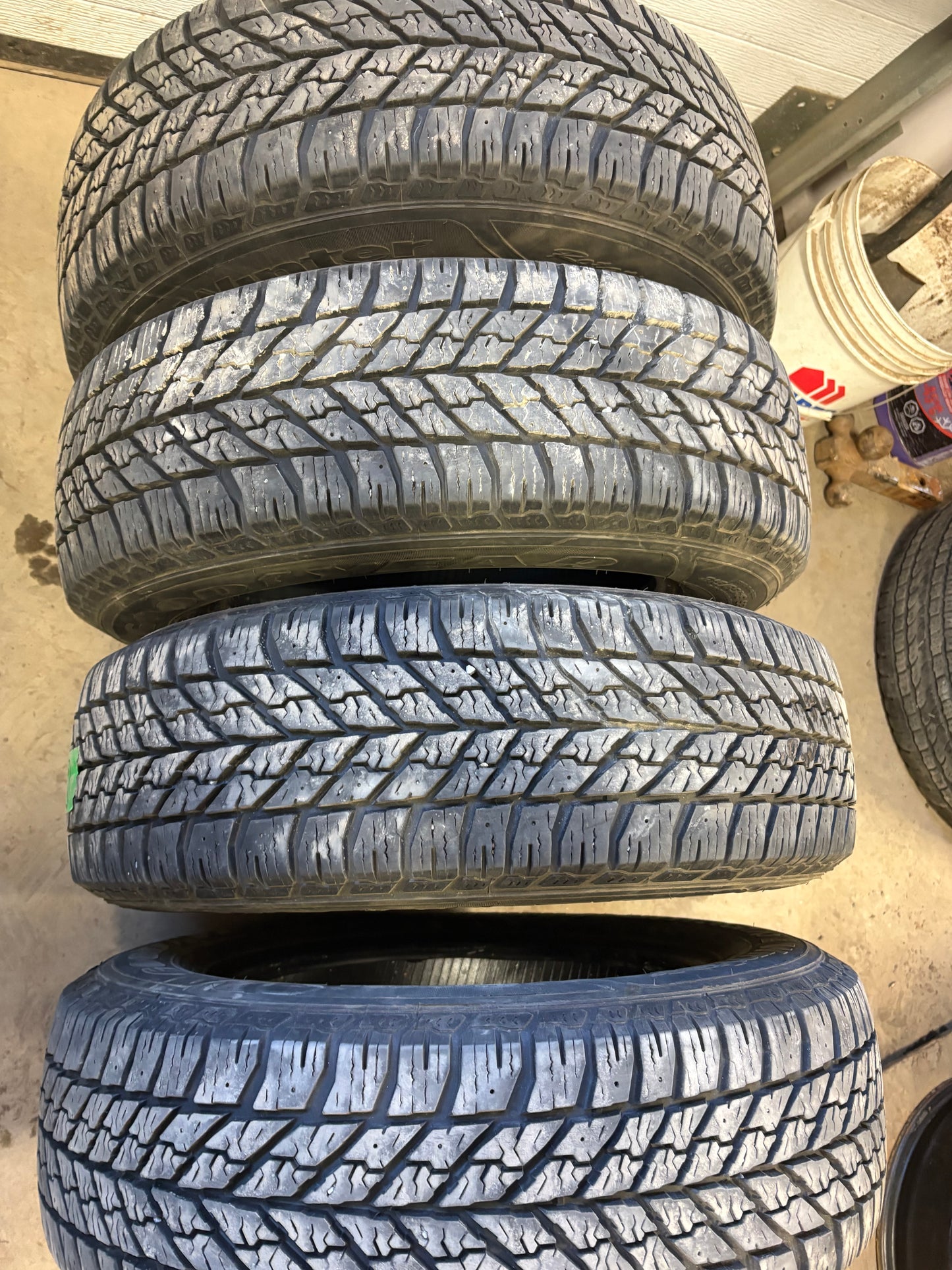 4 pneus d hiver 215/65r16 good year a l etat neuf