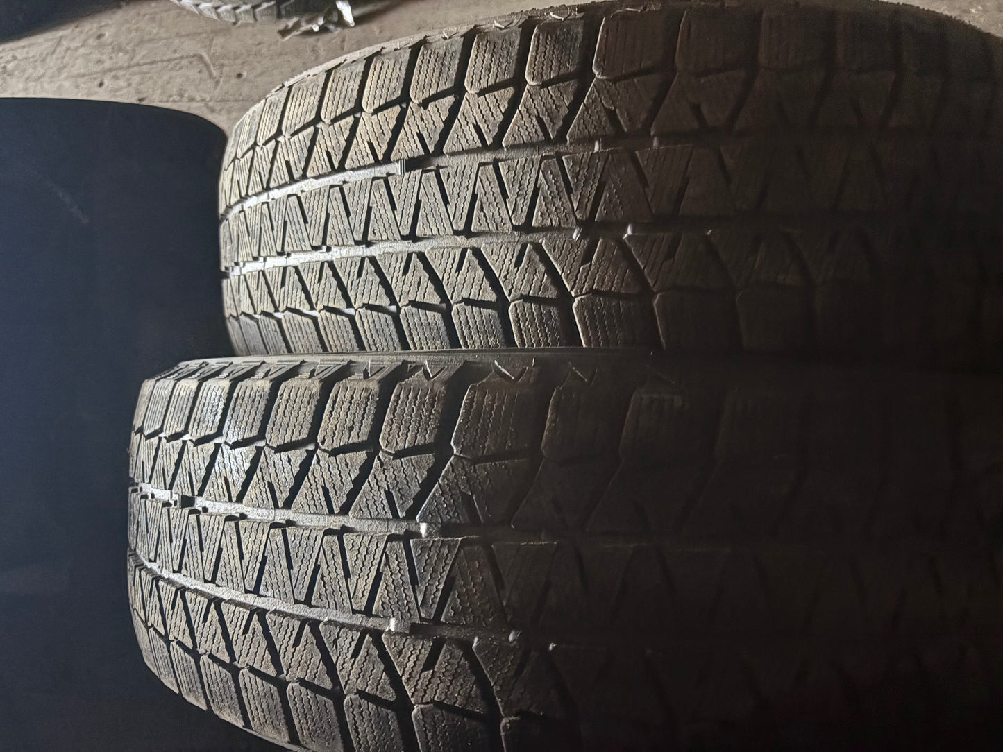 2 pneus d hiver 205/65r16 bridgestone