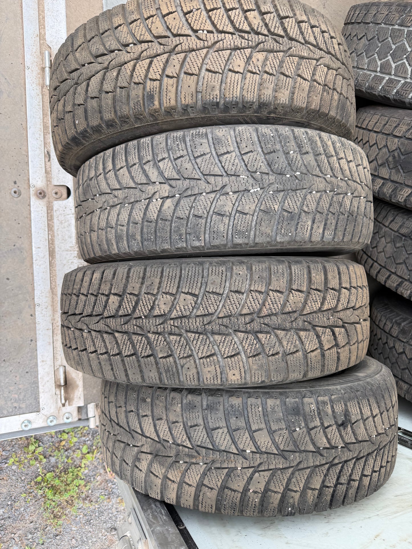 4 pneus d hiver 205/60r16 laufenn en bon état