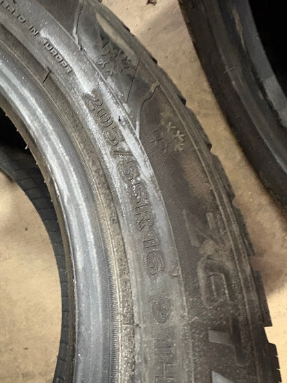 4 pneus d hiver 205/55r16 zeta en tres bon état