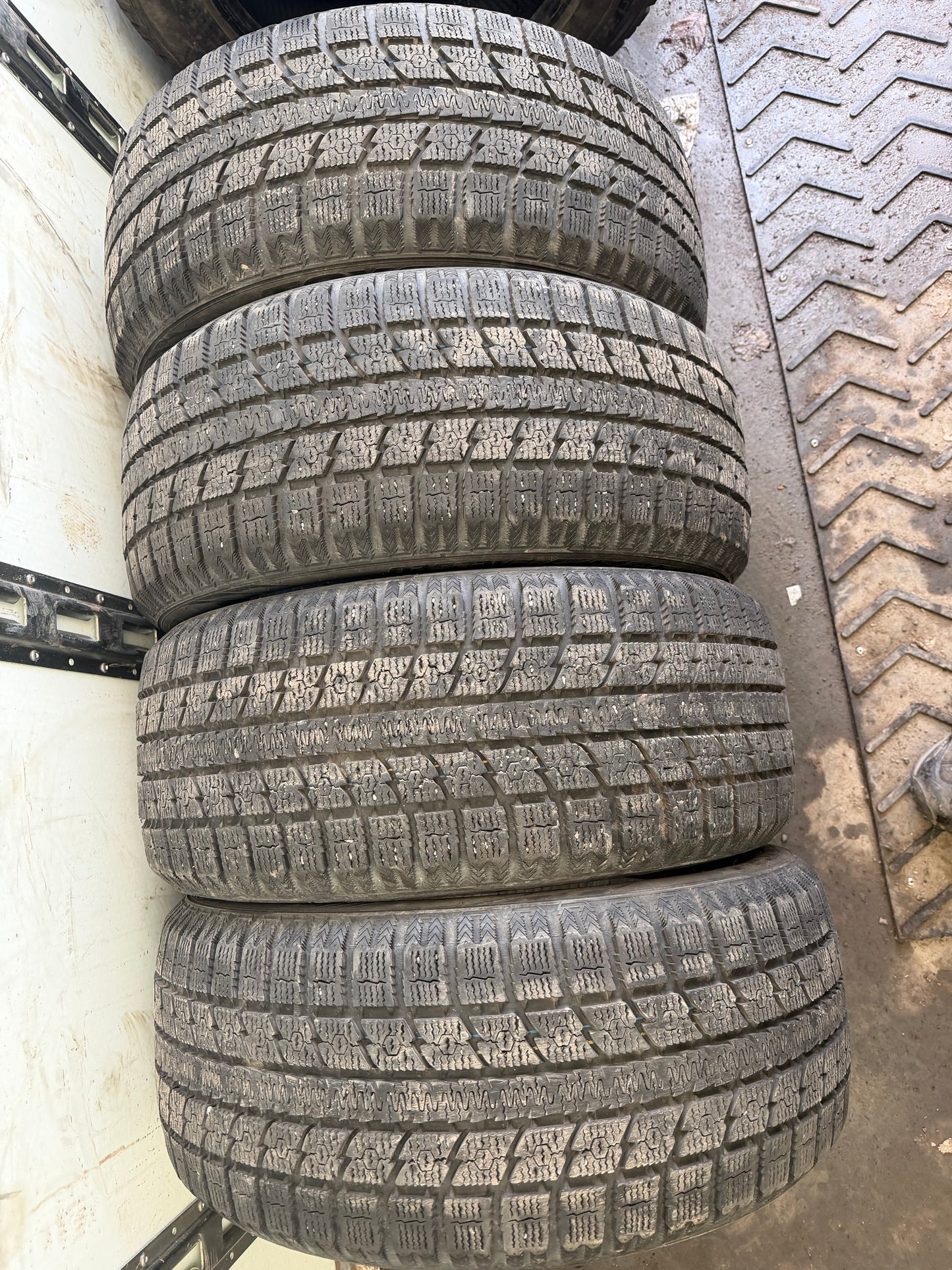 4 pneus d hiver 225/50r17 toyo a l etat neuf