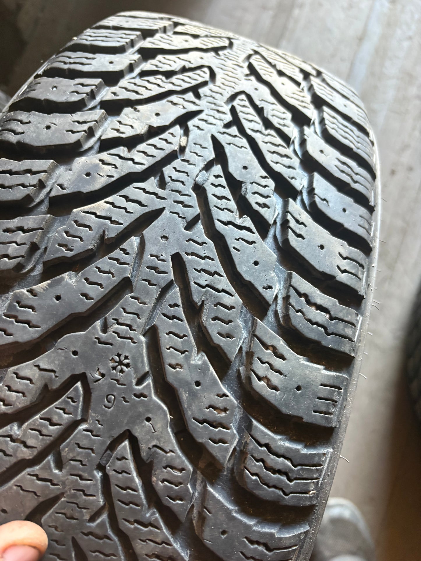 1 pneu d hiver 205/55r16 nokian en bon etat