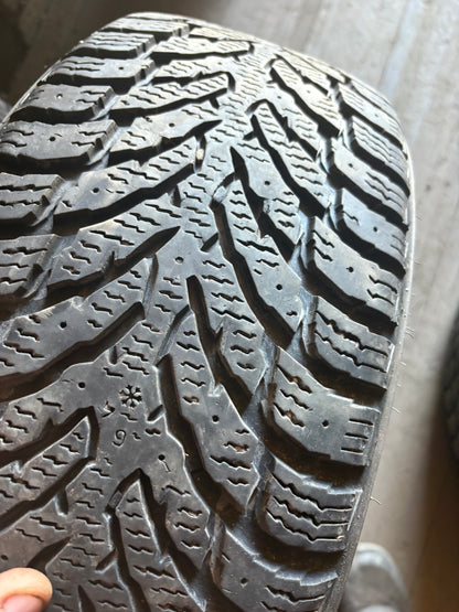 1 pneu d hiver 205/55r16 nokian en bon etat