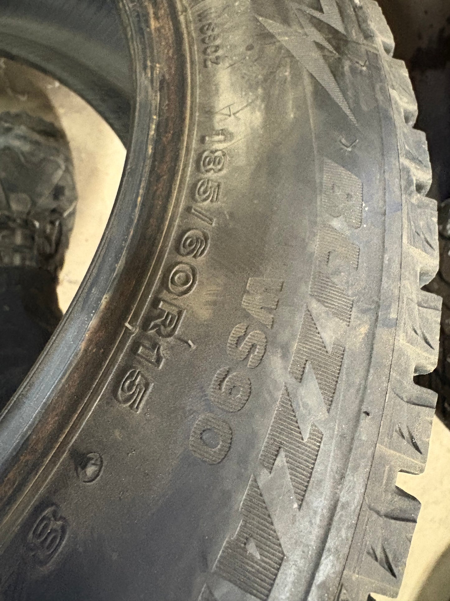 4 pneus d hiver 185/60r15 Bridgestone en bon etat