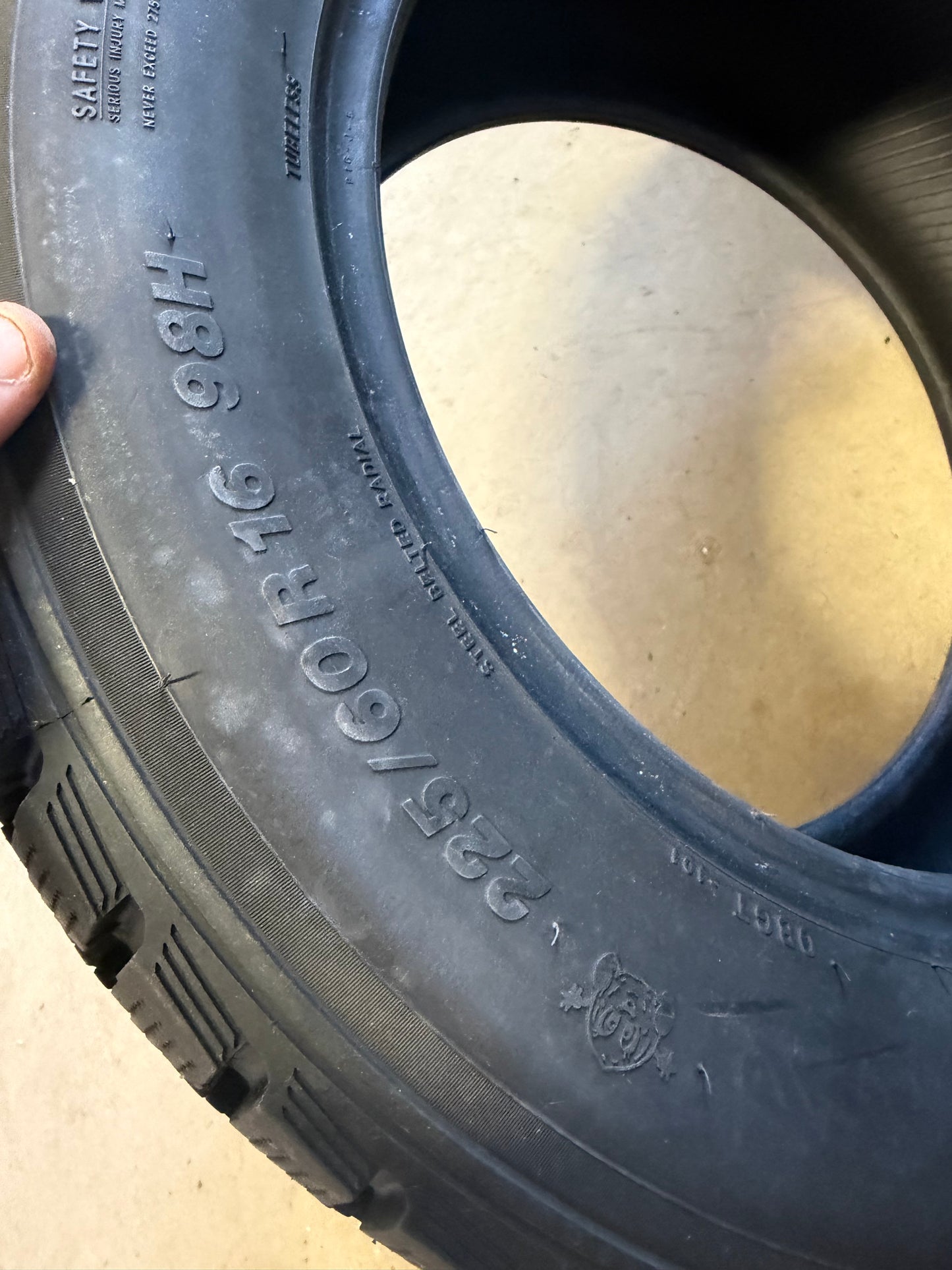 2 pneus d hiver 225/60r16 toyo a l etat neuf
