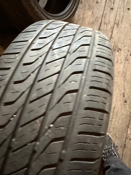 1 pneu d’été 205/60r16 toyo en très bon état
