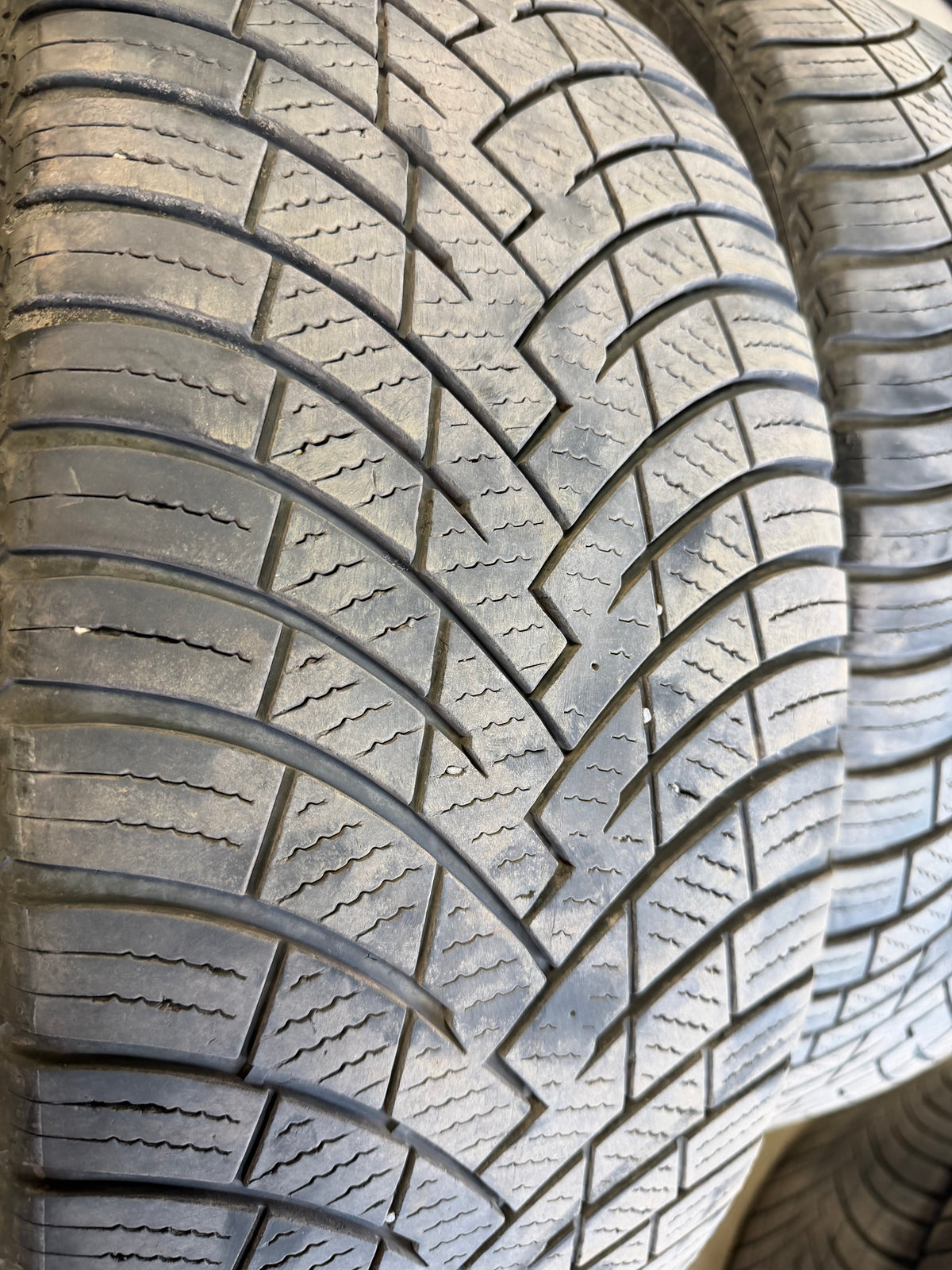 2 pneus 4 saisons 235/55r19 pirelli en bon état