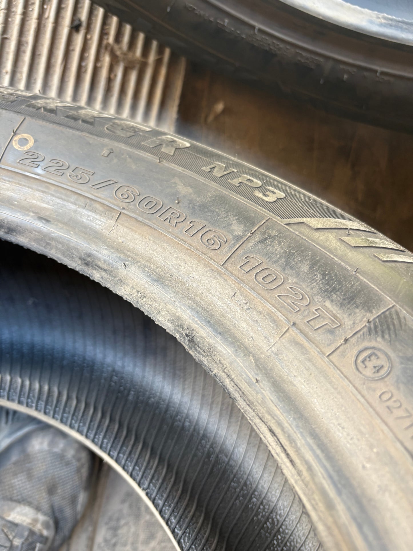 2 pneus d hiver 225/60r16 maxxis a l état neuf