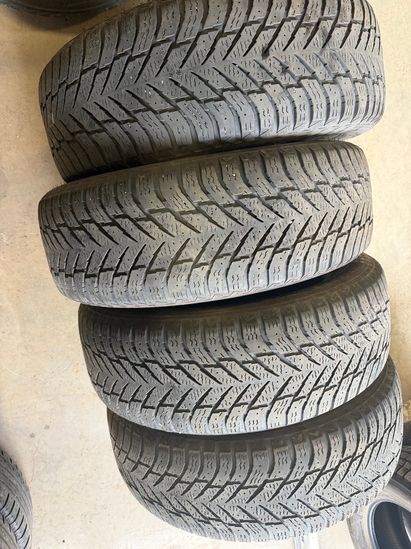 4 pneus d hiver 225/60r18 nokian en bon etat