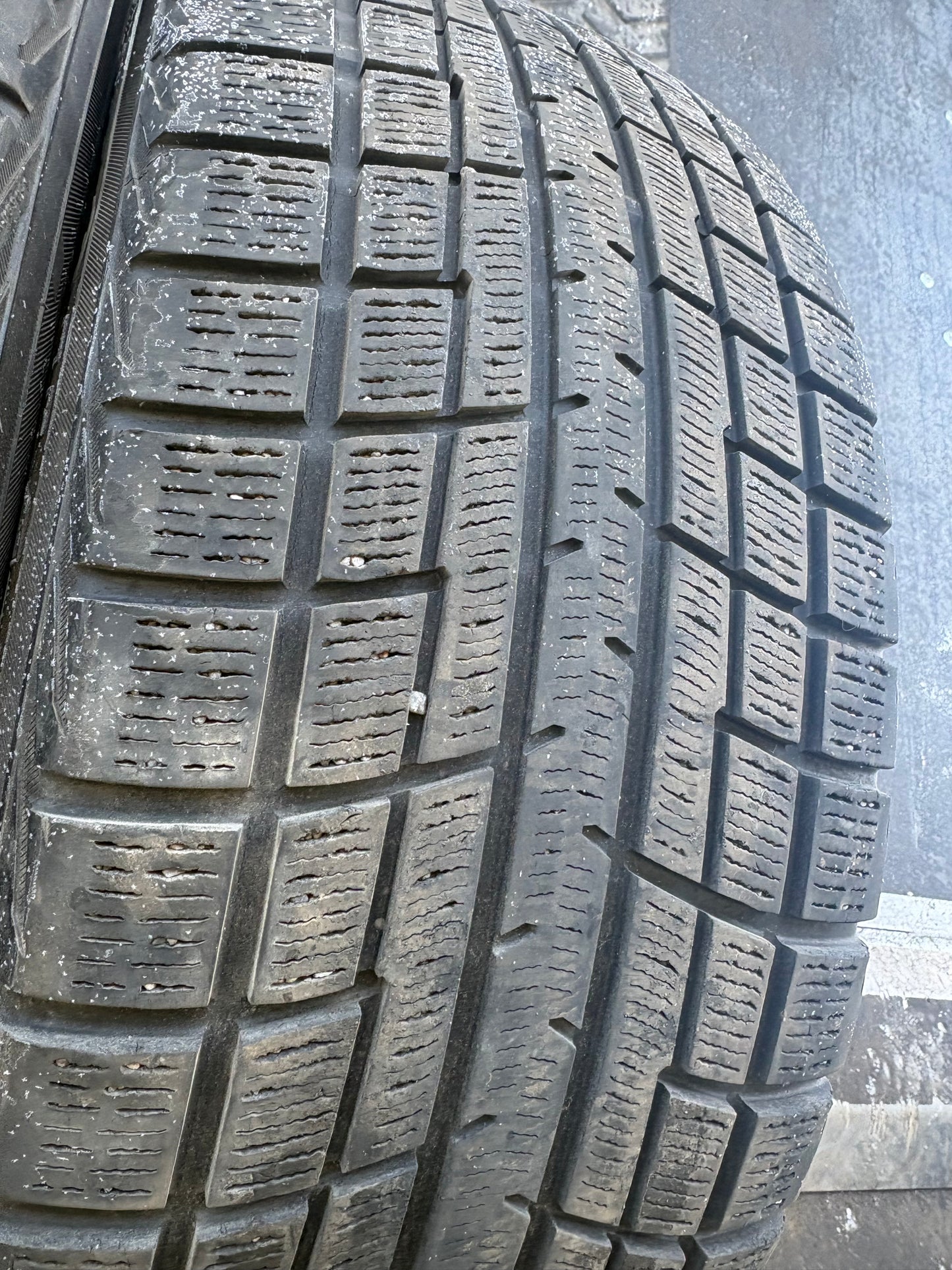 2 pneus d hiver 235/55r17 Yokohama en bon état