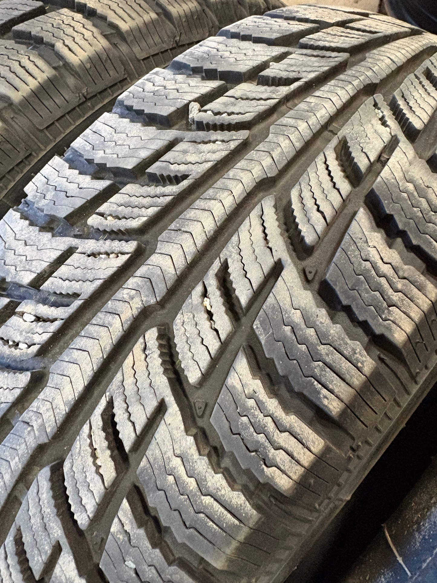 4 pneus d hiver 215/65r16 bf goodrich a l état neuf
