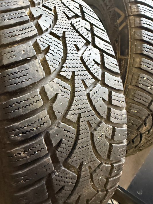 2 pneus d hiver 205/60r16 general en très bon état