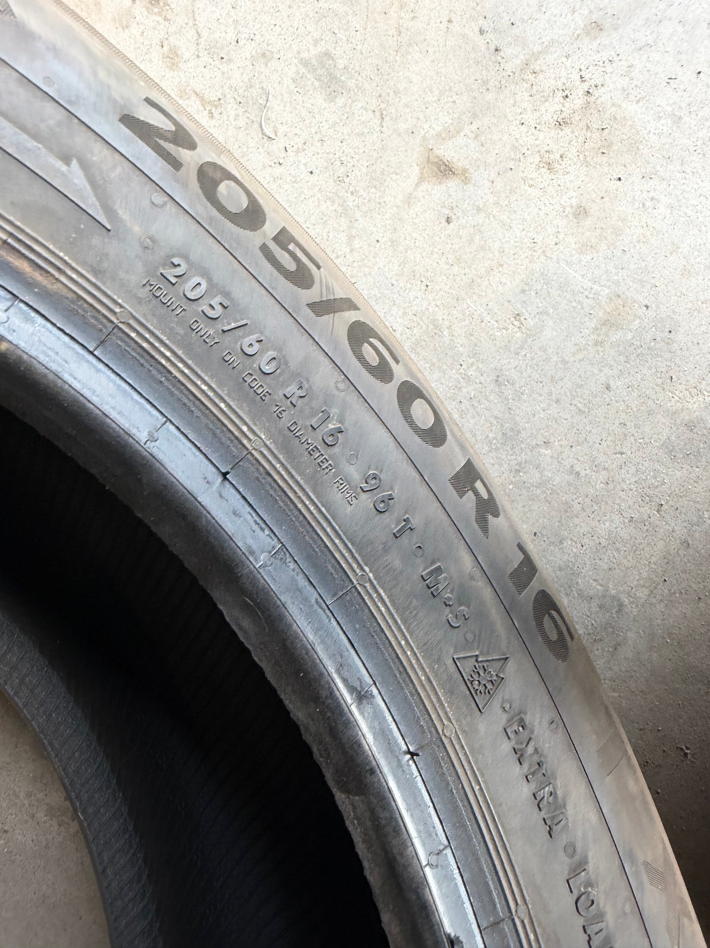 2 pneus d hiver 205/60r16 continental a l etat neuf