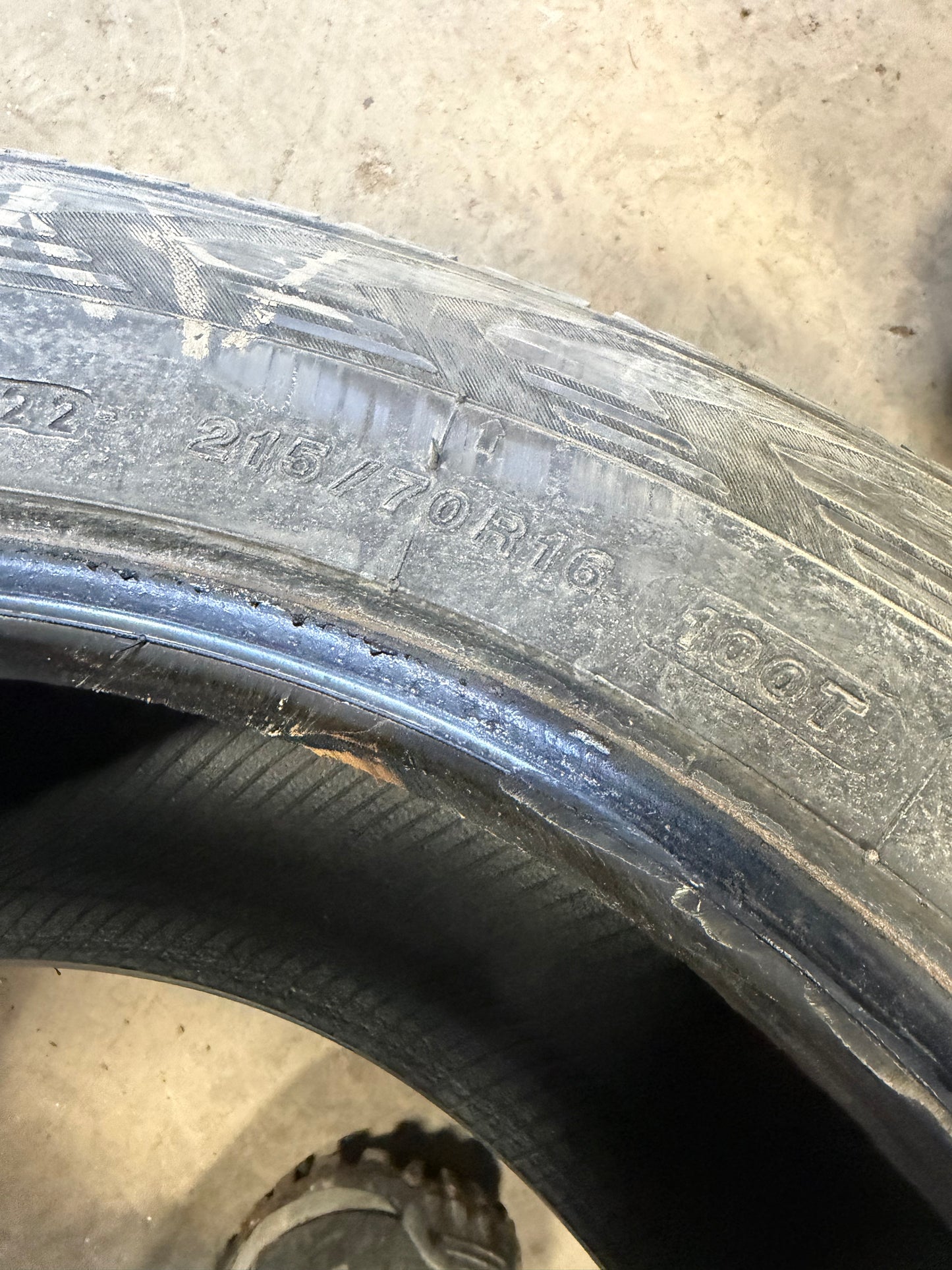 4 pneus d hiver 215/70r16 Yokohama a l etat neuf