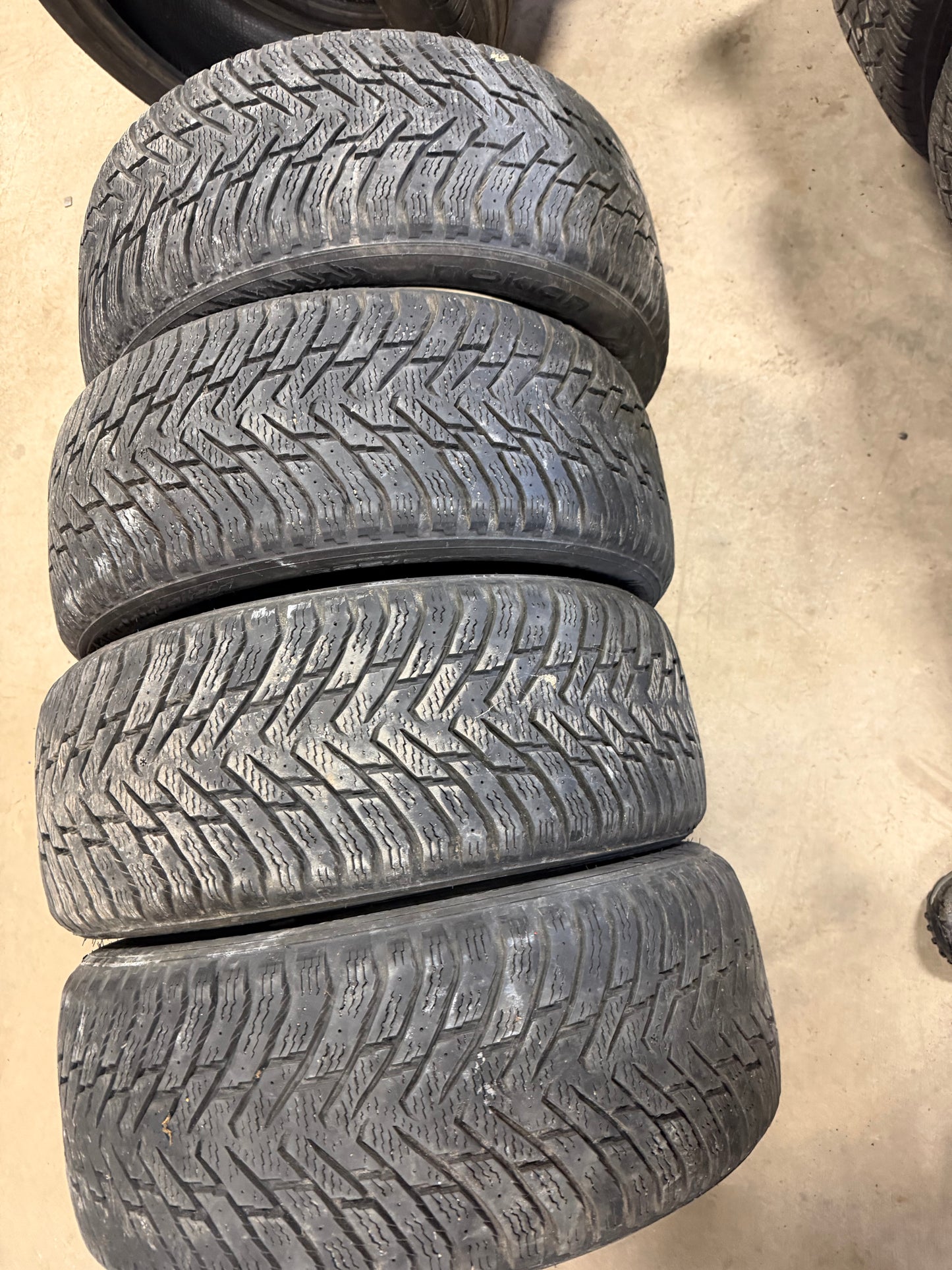 4 pneus d hiver 225/50r17 nokian a l etat neuf