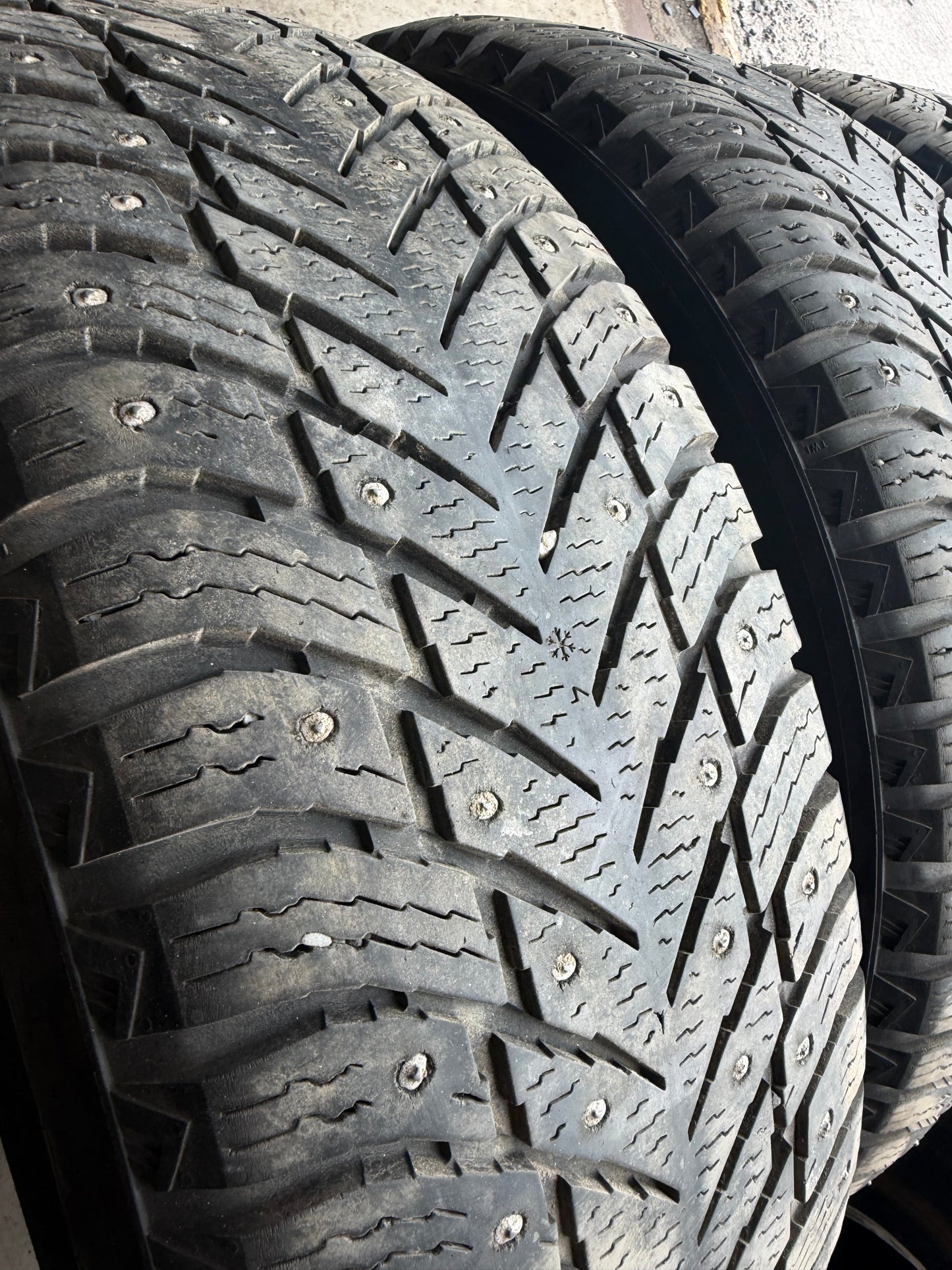 4 pneus d hiver 225/60r18 nokian a clou en bon état