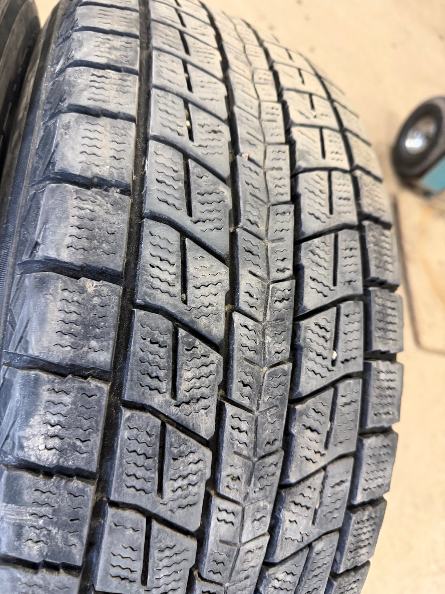 4 pneus d hiver 225/65r17 dunlop en bon état