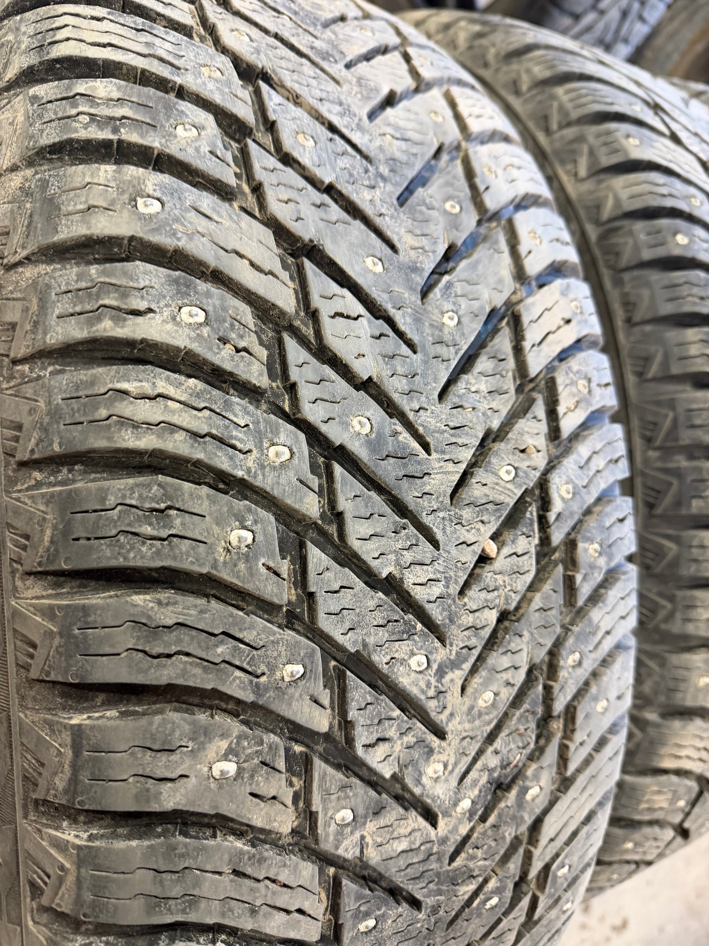 4 pneus d hiver 245/60r18 nokian a clous a l etat neuf