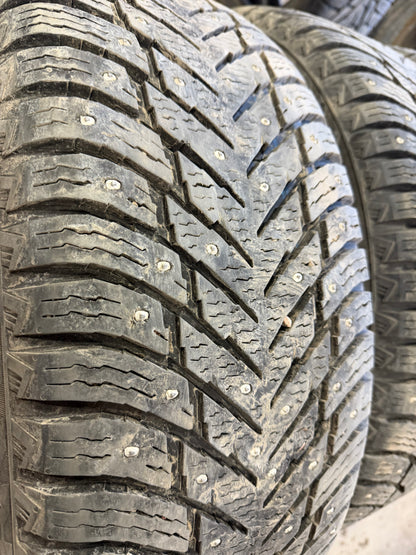 4 pneus d hiver 245/60r18 nokian a clous a l etat neuf