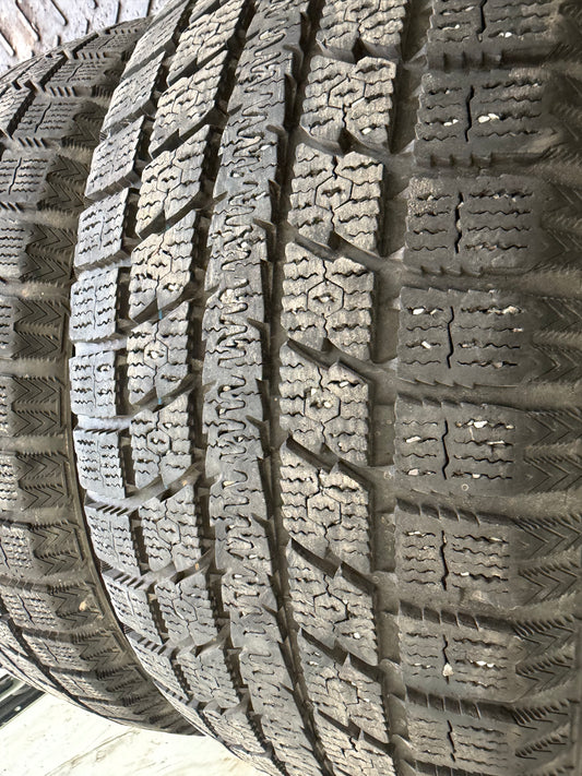 4 pneus d hiver 225/50r17 toyo a l etat neuf