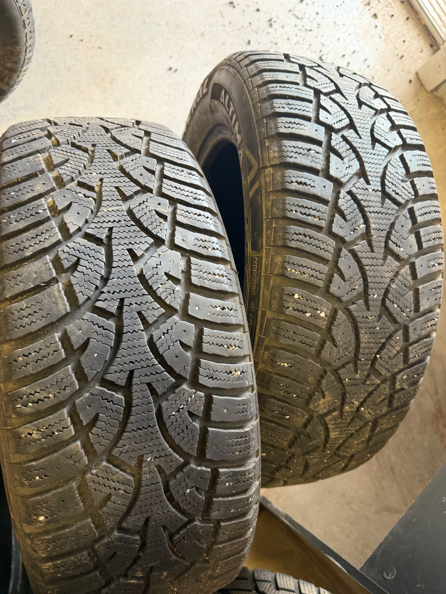 2 pneus d hiver 205/60r16 general en très bon état