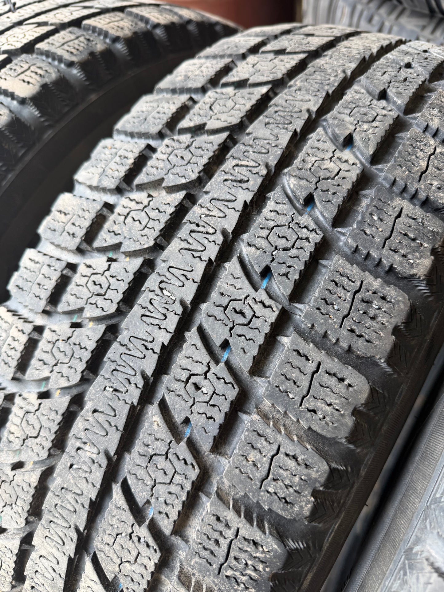 4 pneus d hiver 225/65r17 toyo en bon état