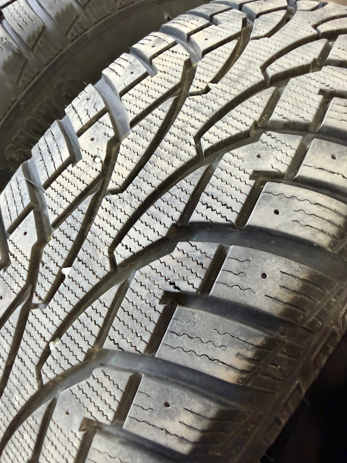 4 pneus d hiver 235/65r18 uniroyal a l état neuf