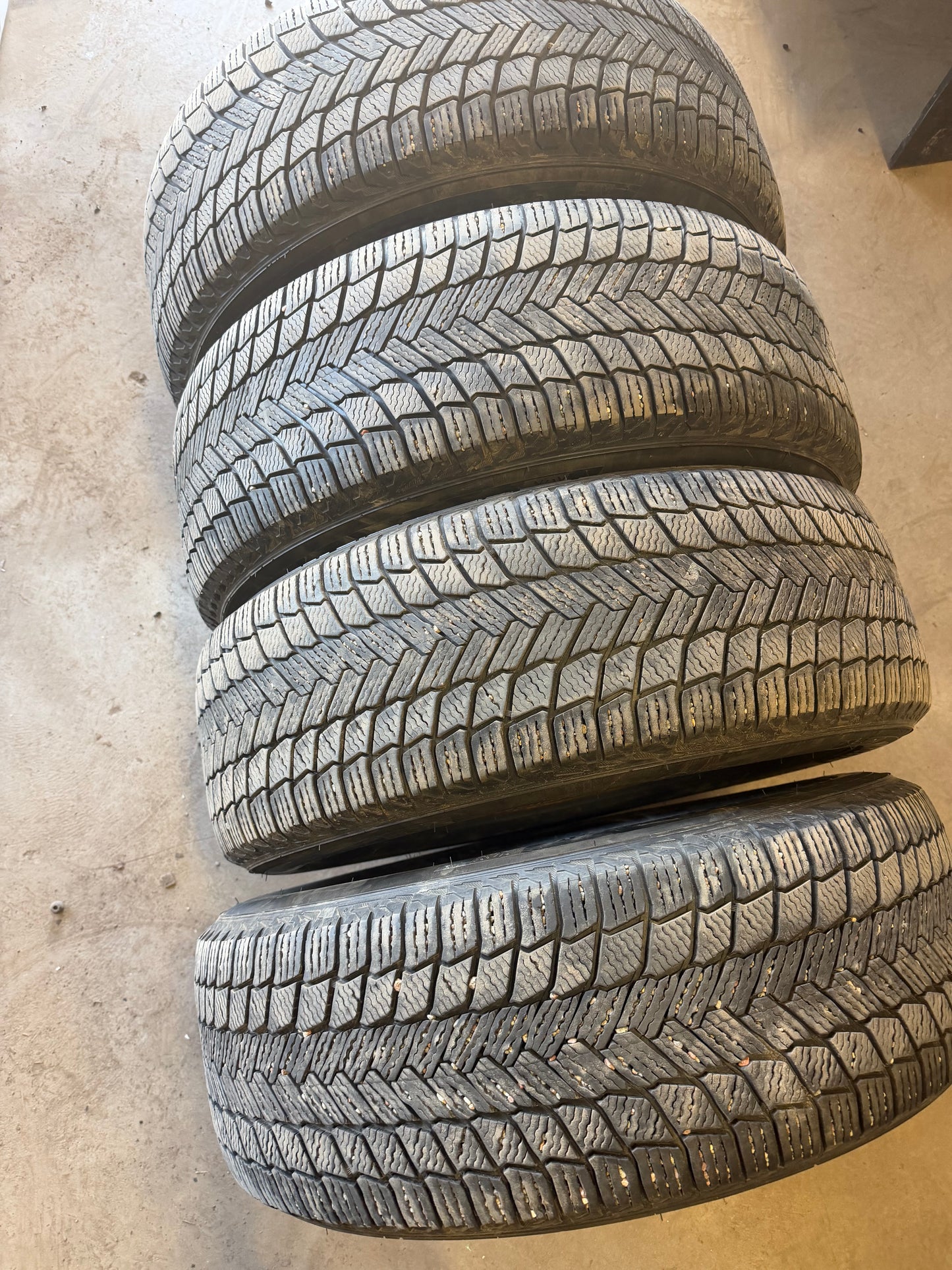 4 pneus d hiver 275/60r20 michelin en tres bon état