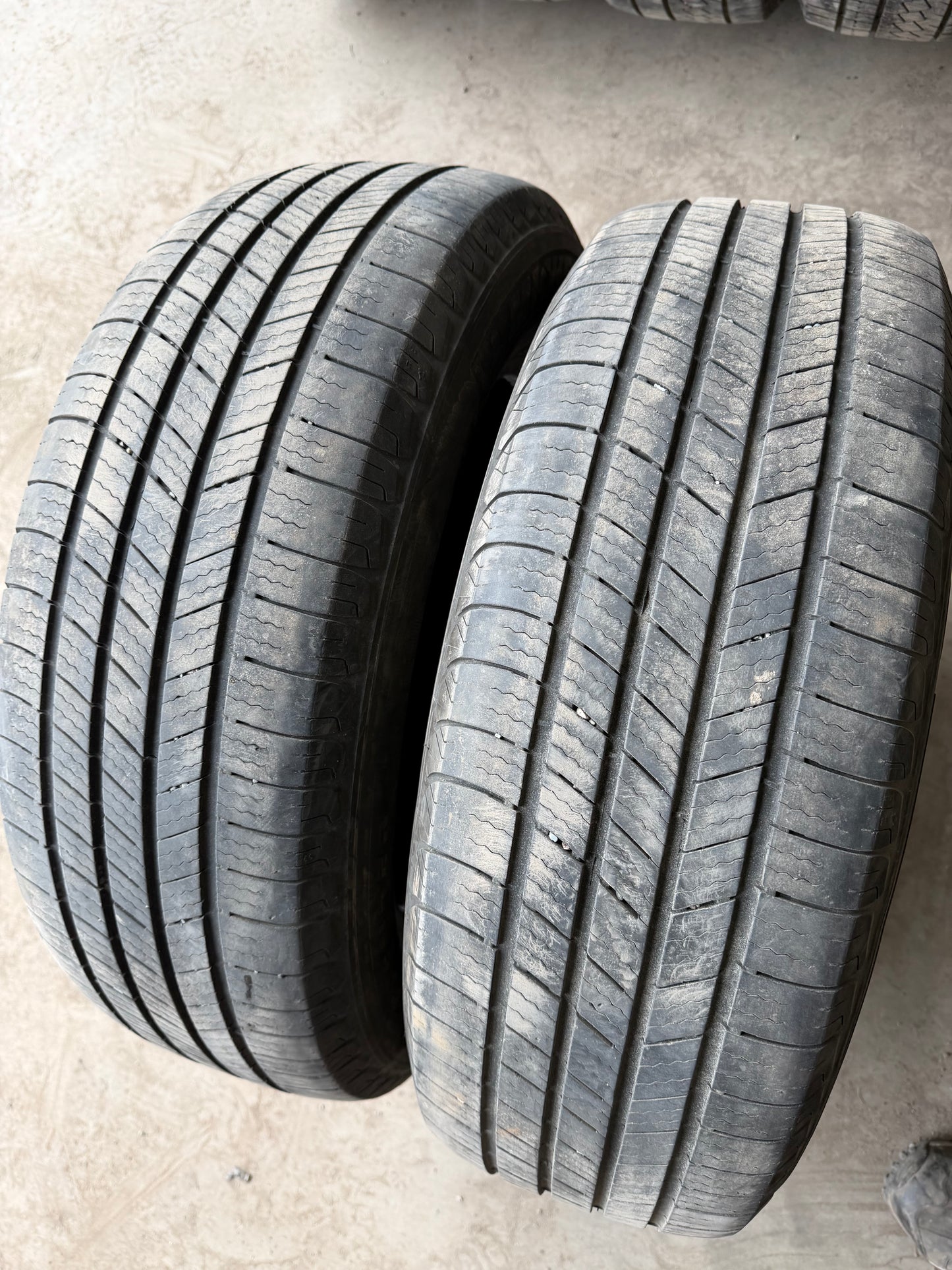 2 pneus d ete 225/65r17 Michelin en bon état