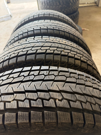 4 pneus d hiver 215/70r16 Yokohama a l etat neuf