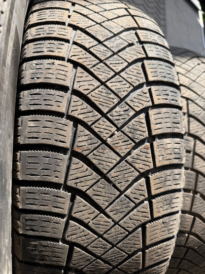 4 pneus d hiver 215/70r16 pirelli en bon etat