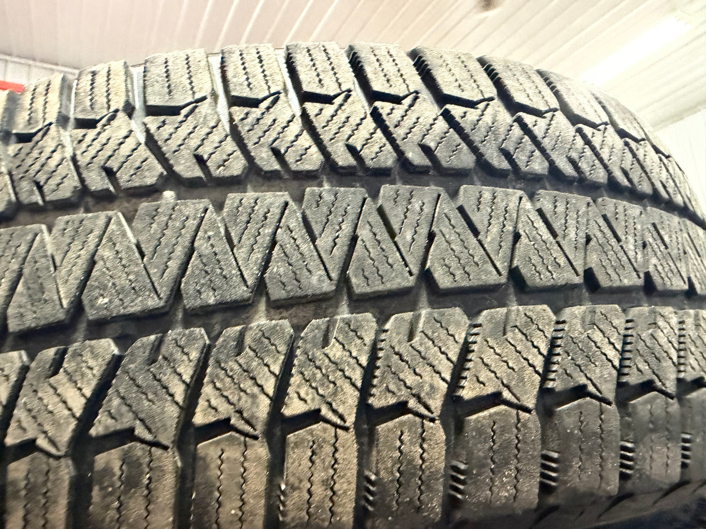4 pneus d hiver 215/65r16 bridgestone en tres bon état