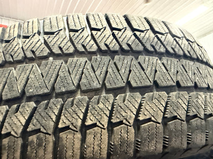 4 pneus d hiver 215/65r16 bridgestone en tres bon état