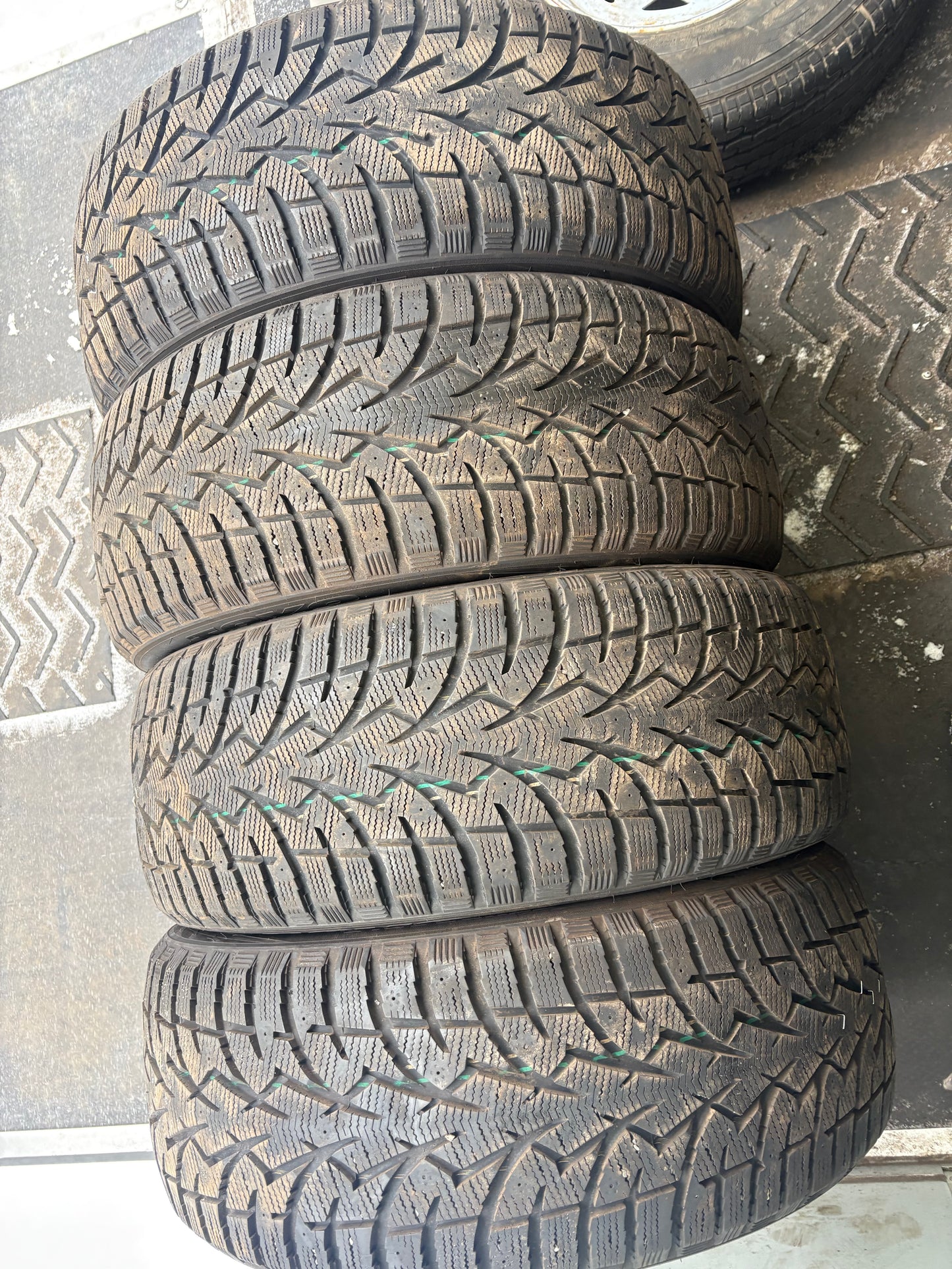 4 pneus d hiver 255/55r20 toyo a l etat neuf