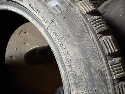 2 pneus d hiver 205/55r16 toyo a clou